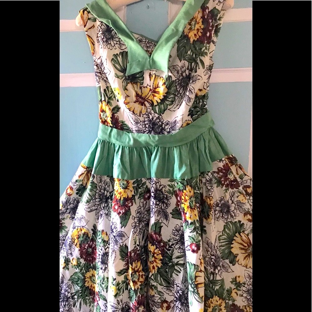 Vintage linen floral feminine garden party dress !